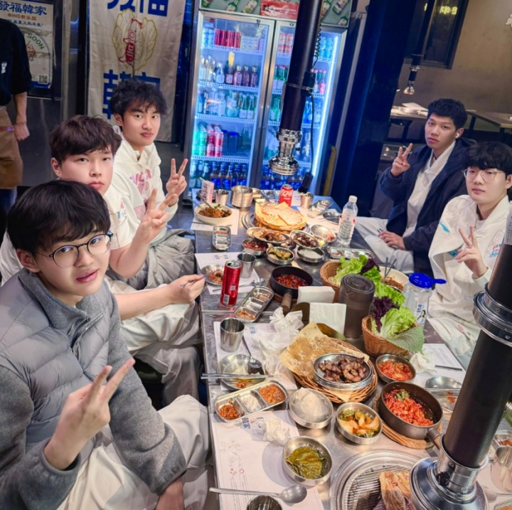 BLG分享选手赛后聚餐:Bin哥超绝双眼皮