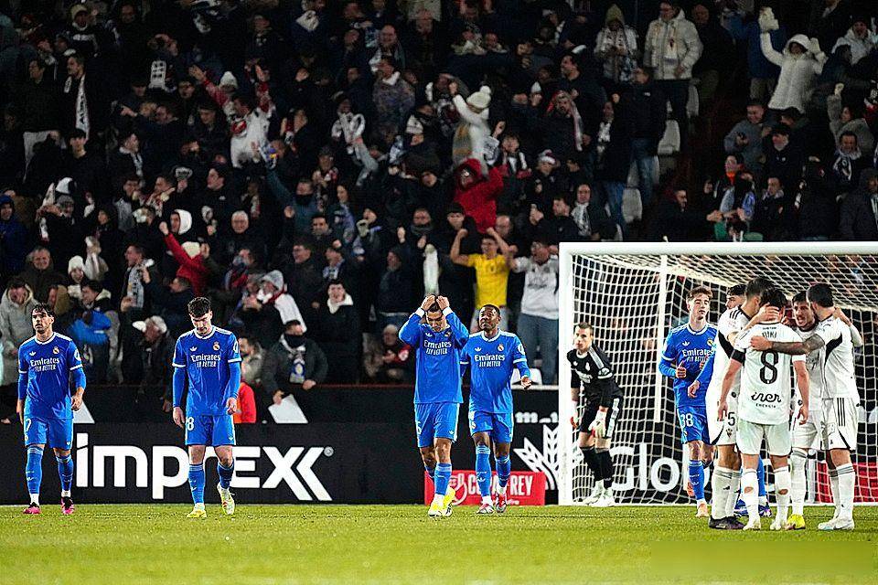 皇马崩了!换帅弃魔笛扶废太子,银河战舰怎么了?